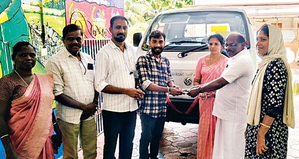 മിഴിവേകും മുളക്കുഴ പദ്ധതിക്കായി വാങ്ങിയ പുതിയ വാഹനം പഞ്ചായത്ത് പ്രസിഡന്റ്‌  കെ കെ സദാനന്ദൻ ഏറ്റുവാങ്ങുന്നു