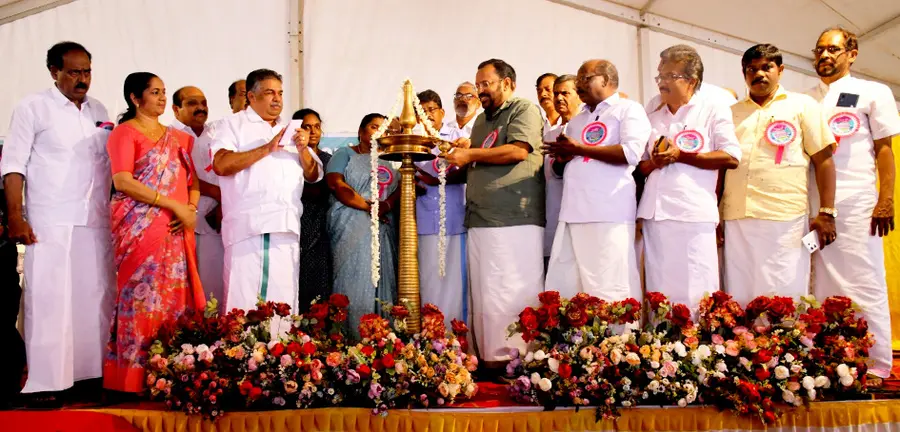 റവന്യൂ ടവർ സമ്മേളനം മന്ത്രി കെ രാജൻ ഉദ്ഘാടനം ചെയ്യുന്നു. മന്ത്രി സജി ചെറിയാൻ സമീപം