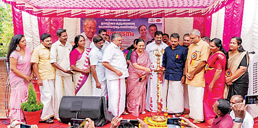 തിരുവൻവണ്ടൂർ ഇരമല്ലിക്കര കുടുംബാരോഗ്യകേന്ദ്രവും ലാബും മന്ത്രി വീണാ ജോർജ് ഉദ്ഘാടനംചെയ്യുന്നു.
മന്ത്രി സജി ചെറിയാൻ സമീപം--