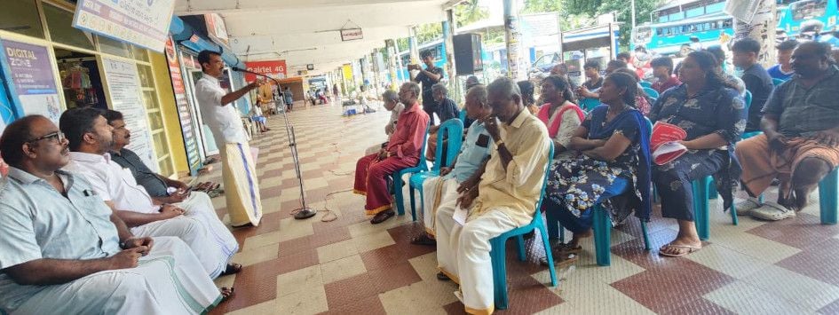 വഴിയോരക്കച്ചവട തൊഴിലാളി യൂണിയൻ നഗരസഭാ ഓഫീസിന്‌ മുന്നിൽ സംഘടിപ്പിച്ച ധർണ  സിഐടിയു ഏരിയ സെക്രട്ടറി എം കെ മനോജ് ഉദ്ഘാടനംചെയ്യുന്നു