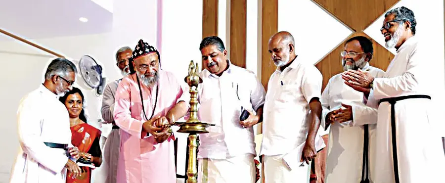 പെണ്ണുക്കര സെന്റ്‌ തോമസ് മാർത്തോമ്മാ ഇടവകയുടെ നവീകരിച്ച പാരിഷ്‌ഹാളിന്റെ സമർപ്പണ ശുശ്രൂഷയോടനുബന്ധിച്ച് സംഘടിപ്പിച്ച പൊതുസമ്മേളനം മന്ത്രി സജി ചെറിയാൻ ഉദ്ഘാടനംചെയ്യുന്നു