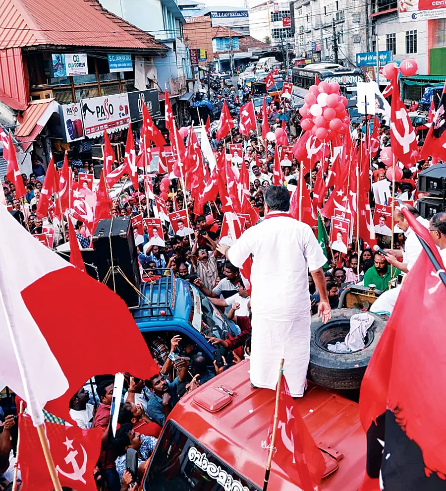ചെങ്ങന്നൂര് മണ്ഡലം എൽഡിഎഫ് സ്ഥാനാർഥി സജിചെറിയാന് കൊട്ടിക്കലാശത്തില് പ്രവര്ത്തകര്ക്കൊപ്പം