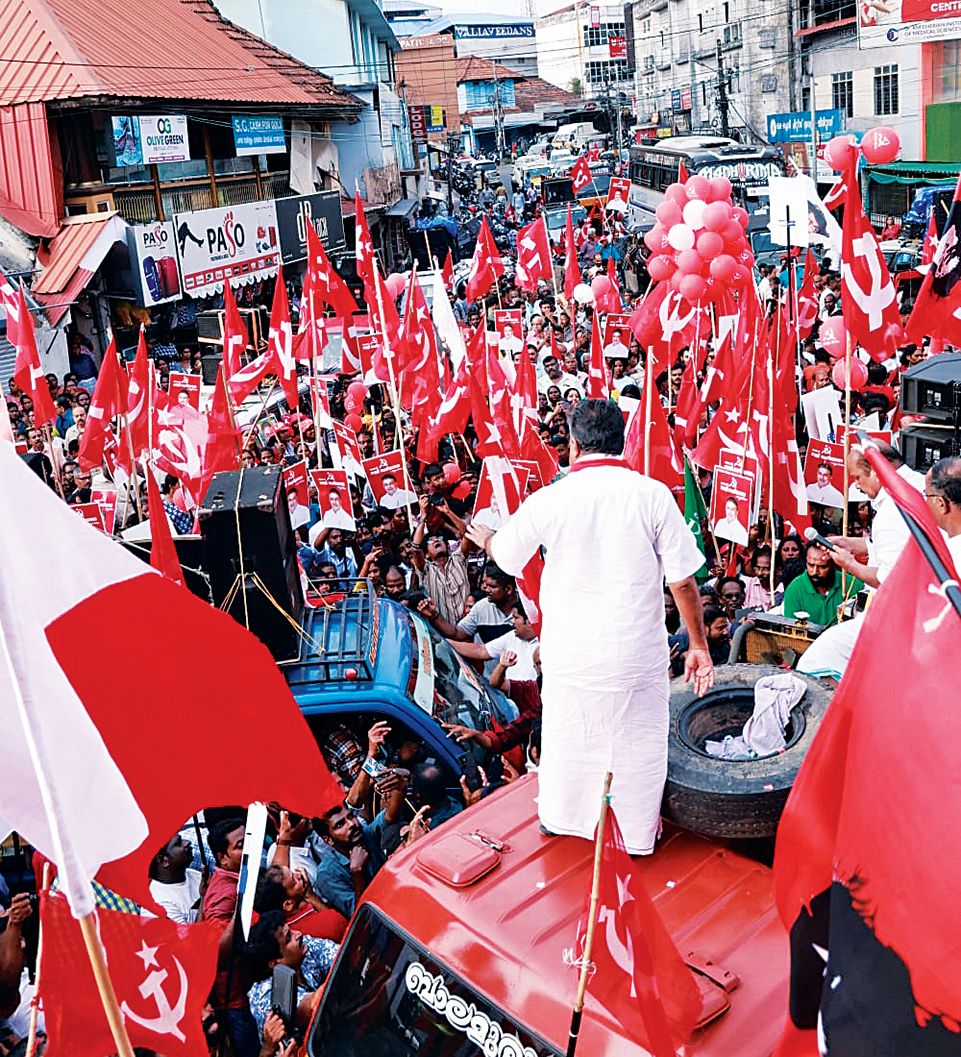 ചെങ്ങന്നൂര്‍ മണ്ഡലം എൽഡിഎഫ് സ്ഥാനാർഥി സജിചെറിയാന്‍ കൊട്ടിക്കലാശത്തില്‍ പ്രവര്‍ത്തകര്‍ക്കൊപ്പം