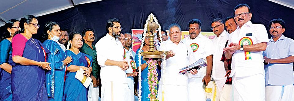 ചെറിയനാട് ദേവസ്വം ബോർഡ് സ്കൂളിലെ ഹയർസെക്കൻഡറി വിഭാഗം സിൽവർജൂബിലി ആഘോഷം സമാപനസമ്മേളനം മന്ത്രി സജി ചെറിയാൻ ഉദ്ഘാടനംചെയ്യുന്നു 