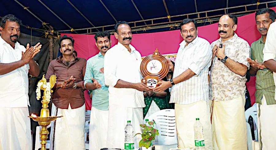 മുഹമ്മ ചലഞ്ചേഴ്സ് ആർട്സ് ആൻഡ് സ്പോർട്സ് ക്ലബ്ബിന്റെ വാർഷികാഘോഷത്തിൽ ജില്ലാ പഞ്ചായത്ത് സ്ഥിരംസമിതി അധ്യക്ഷൻ എസ് രാധാകൃഷ്ണൻ അധ്യാപക അവാർഡ് ജേതാവ് വി സവിനയന് ഉപഹാരം നൽകുന്നു