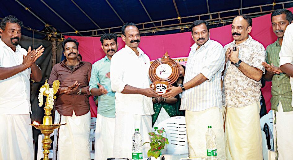 മുഹമ്മ ചലഞ്ചേഴ്സ് ആർട്സ് ആൻഡ് സ്‌പോർട്സ് ക്ലബ്ബിന്റെ വാർഷികാഘോഷത്തിൽ ജില്ലാ പഞ്ചായത്ത് സ്ഥിരംസമിതി അധ്യക്ഷൻ എസ് രാധാകൃഷ്‌ണൻ അധ്യാപക അവാർഡ് ജേതാവ് വി സവിനയന് ഉപഹാരം നൽകുന്നു