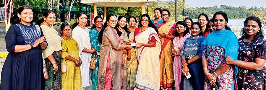 മഹിളാ അസോസിയേഷൻ അംഗത്വ കാമ്പയിൻ ചാരുംമൂട് ഏരിയാതലം സംസ്ഥാന സെക്രട്ടറി അഡ്വ. സി എസ് സുജാത
പ്രേമ പ്രദീപിന് നൽകി ഉദ്ഘാടനംചെയ്യുന്നു