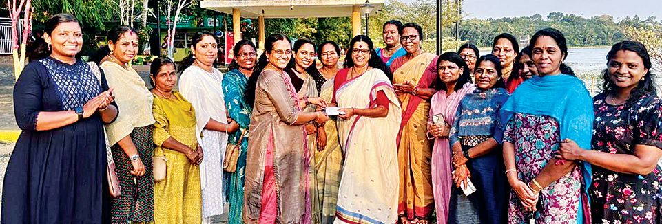 മഹിളാ അസോസിയേഷൻ അംഗത്വ കാമ്പയിൻ ചാരുംമൂട് ഏരിയാതലം സംസ്ഥാന സെക്രട്ടറി അഡ്വ. സി എസ് സുജാത  പ്രേമ പ്രദീപിന് നൽകി ഉദ്ഘാടനംചെയ്യുന്നു