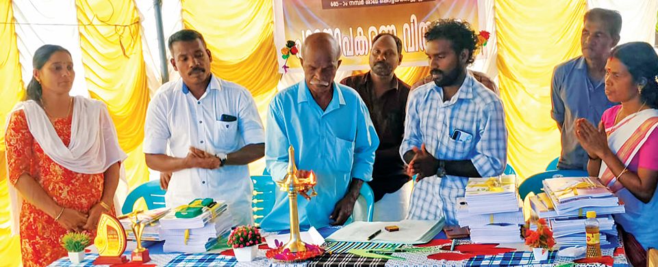 സിദ്ധനർ സർവീസ് സൊസൈറ്റി താമരക്കുളം കൊട്ടയ-്‌ക്കാട്ടുശേരി 685–-ാം നമ്പർ ശാഖയുടെ പഠനോപകരണവിതരണവും അനുമോദന സമ്മേളനവും യൂണിയൻ പ്രസിഡന്റ്‌ എ ആർ ഗോപാലൻ ഉദ്ഘാടനംചെയ്യുന്നു