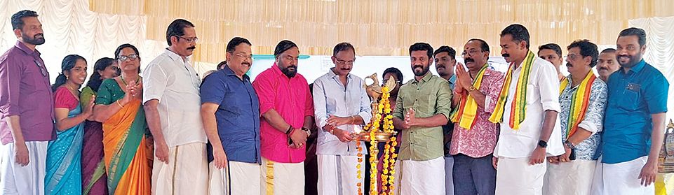 എസ്എൻഡിപി യോഗം പന്തളം യൂണിയൻ നൂറനാട് എസ് എൻ വിവേക് സ്‌കൂളിൽ സംഘടിപ്പിച്ച  വിജ്ഞാനോത്സവം- 2026 യോഗം ദേവസ്വം സെക്രട്ടറി അരയാക്കണ്ടി സന്തോഷ് ഉദ്ഘാടനംചെയ്യുന്നു