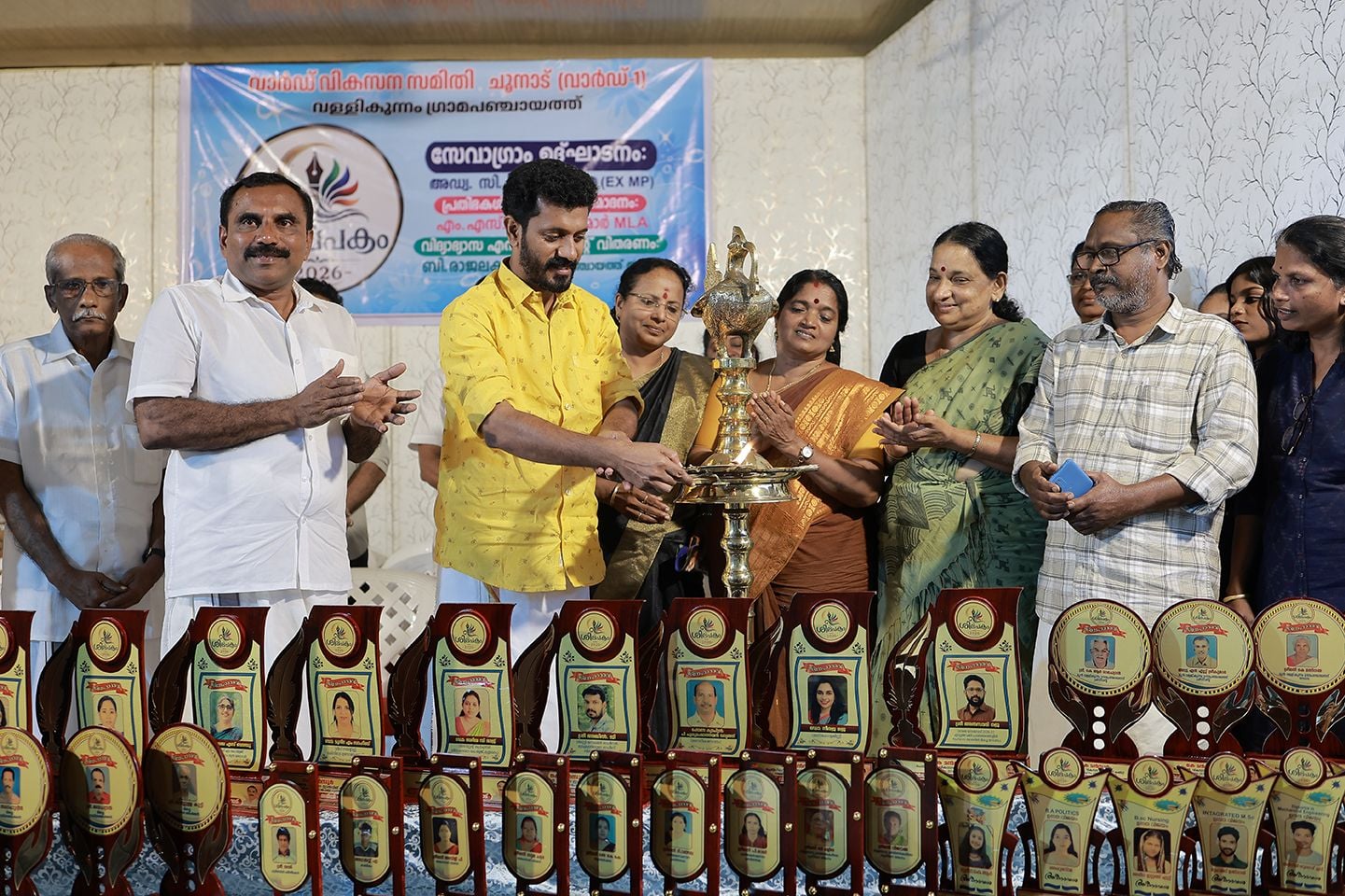 വള്ളികുന്നം പഞ്ചായത്ത്‌ ചൂനാട് ഒന്നാം വാർഡ് വികസനസമിതി സംഘടിപ്പിച്ച  ഗ്രാമസഭ ഓഫീസായ സേവാഗ്രാമിന്റെ ഉദ്‌ഘാടനവും പ്രതിഭകൾക്കുള്ള  അനുമോദനവും എം എസ് അരുൺകുമാർ എംഎൽഎ  ഉദ്‌ഘാടനംചെയ്യുന്നു