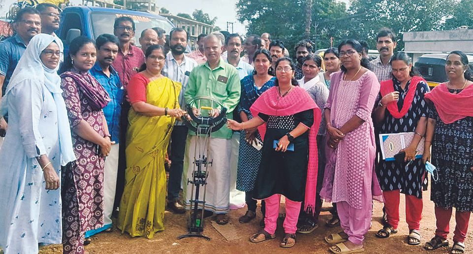 Panchayat President Swapna Suresh inaugurates the distribution and training of coconut lifting machines under the Nooranad Panchayat Krishi Bhavan Kera Gramam project
