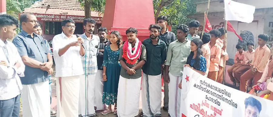 എസ്എഫ്ഐ ജില്ലാ കമ്മിറ്റിയംഗം ഹരികൃഷ്‌ണന് കരിമുളയ്‌ക്കലിൽ നൽകിയ സ്വീകരണത്തിൽ സിപിഐ എം  ഏരിയ കമ്മിറ്റിയംഗം എസ് രാമകൃഷ്‌ണൻ സംസാരിക്കുന്നു