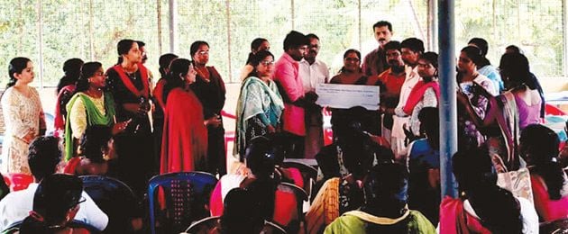 നൂറനാട് പഞ്ചായത്തില്‍ തൊഴിലുറപ്പ് ജോലിക്കിടെ അപകടത്തില്‍ മരിച്ച  നൂറനാട് ചെറുമുഖ ഇടയിലേവാലില്‍ ഇ ആർ ശാന്തമ്മയുടെ കുടുംബത്തിനുള്ള ധനസഹായം പഞ്ചായത്ത് പ്രസിഡന്റ് സ്വപ്‌ന സുരേഷ് കെെമാറുന്നു