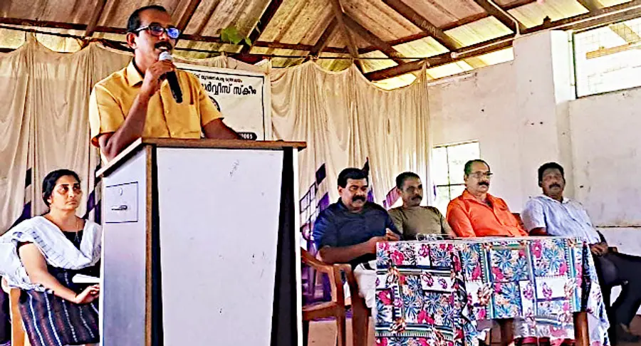 ചുനക്കര ഗവ. വിഎച്ച്എസ്എസിലെ നാഷണൽ സർവീസ് സ-്കീം യൂണിറ്റ് സംഘടിപ്പിച്ച കാർഗിൽ ദിനാചരണം ചുനക്കര പഞ്ചായത്ത് പ്രസിഡന്റ്
കെ ആർ അനിൽകുമാർ ഉദ്ഘാടനംചെയ്യുന്നു