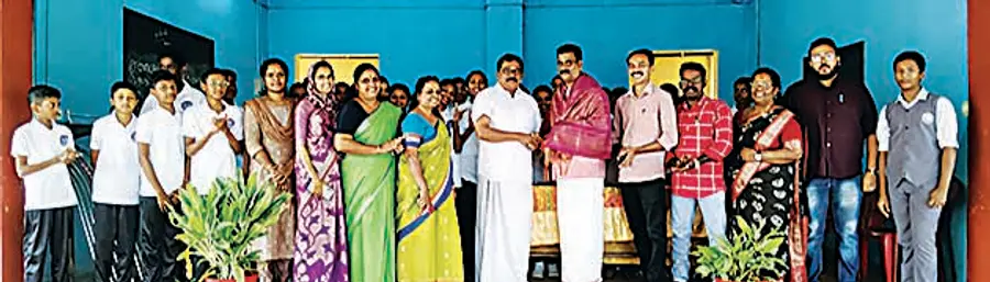 നൂറനാട് പടനിലം എച്ച്എസ-്എസിൽ സംഘടിപ്പിച്ച കാര്ഗിൽ വിജയദിനാഘോഷ പരിപാടിയിൽ കാർഗിൽ യുദ്ധത്തിൽ പങ്കെടുത്ത ധീരജവാൻ ദിലീപിനെ സ-്കൂൾ മാനേജർ പി അശോകൻ നായർ ആദരിക്കുന്നു