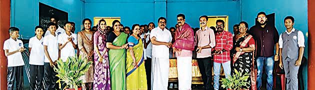 നൂറനാട് പടനിലം എച്ച്എസ-്എസിൽ സംഘടിപ്പിച്ച കാര്‍ഗിൽ വിജയദിനാഘോഷ പരിപാടിയിൽ കാർഗിൽ യുദ്ധത്തിൽ പങ്കെടുത്ത ധീരജവാൻ ദിലീപിനെ സ-്കൂൾ മാനേജർ പി അശോകൻ നായർ ആദരിക്കുന്നു