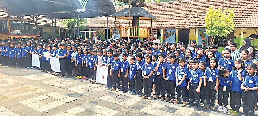 As part of the campaign against drug addiction, children from Chatthiyara Govt. LPS built a human fort.