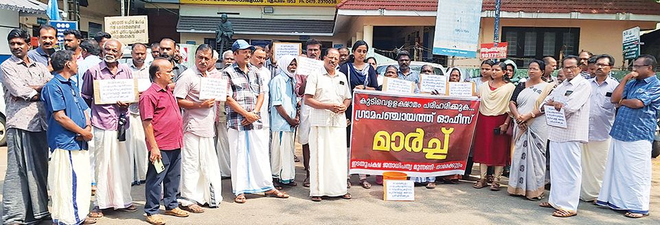 താമരക്കുളം പഞ്ചായത്തിലെ രൂക്ഷമായ കുടിവെള്ളക്ഷാമം പരിഹരിക്കണമെന്ന് ആവശ്യപ്പെട്ട് താമരക്കുളം പഞ്ചായത്ത് ഓഫീസിന്‌ മുന്നിൽ എൽഡിഎഫ് സംഘടിപ്പിച്ച സമരം സിപിഐ എം ഏരിയ കമ്മിറ്റിയംഗം ബി പ്രസന്നൻ ഉദ്ഘാടനംചെയ്യുന്നു