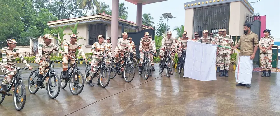 ഐടിബിപി നൂറനാട് 27‑-ാം ബറ്റാലിയന്റെ നേതൃത്വത്തിൽ ഫിറ്റ് ഇന്ത്യാ മിഷന്റെയും കാർഗിൽ വിജയദിവസിന്റെയും ഭാഗമായി സംഘടിപ്പിച്ച സൈക്കിൾ റാലി എം എസ് അരുൺകുമാർ എംഎൽഎ ഫ്ലാഗ് ഓഫ് ചെയ്യുന്നു