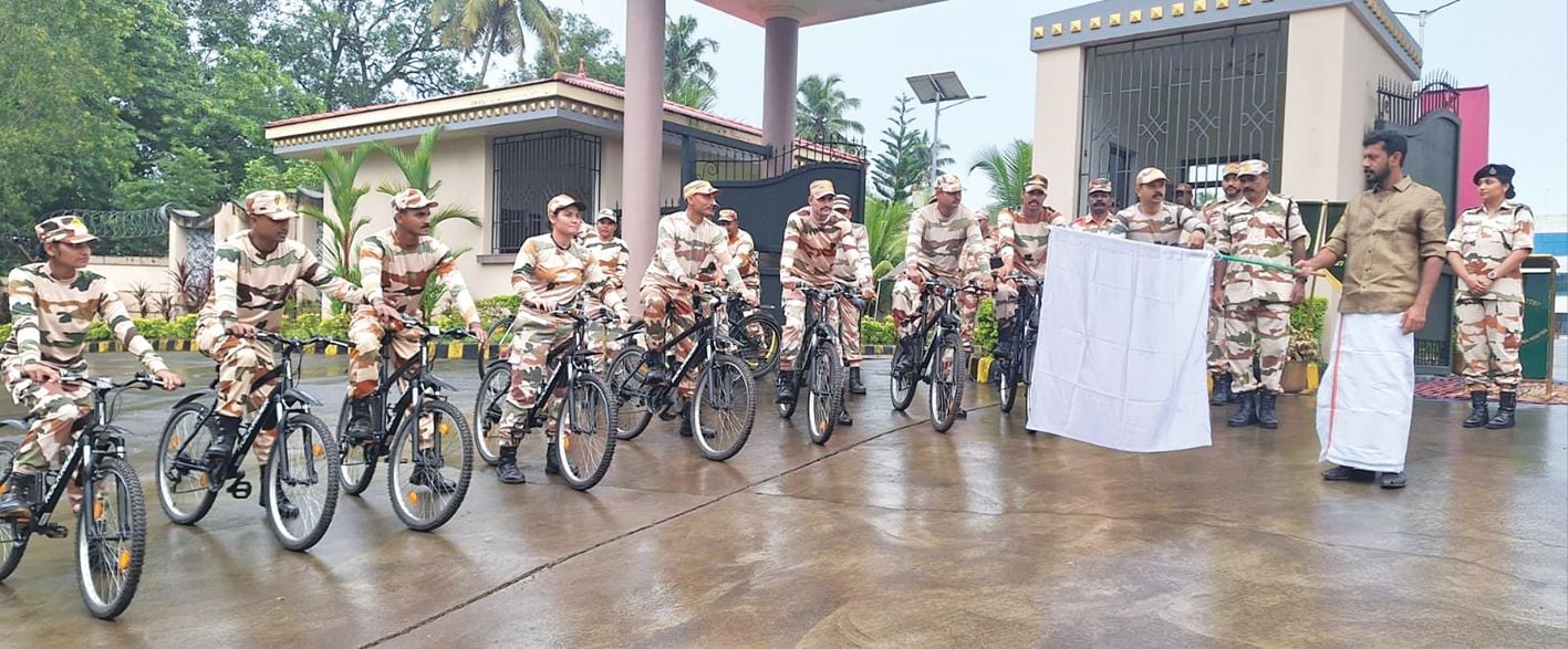 ഐടിബിപി നൂറനാട് 27‑-ാം ബറ്റാലിയന്റെ നേതൃത്വത്തിൽ ഫിറ്റ് ഇന്ത്യാ മിഷന്റെയും കാർഗിൽ വിജയദിവസിന്റെയും ഭാഗമായി സംഘടിപ്പിച്ച സൈക്കിൾ റാലി എം എസ് അരുൺകുമാർ എംഎൽഎ ഫ്ലാഗ് ഓഫ് ചെയ്യുന്നു