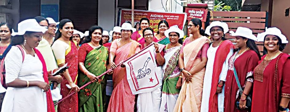 അഖിലേന്ത്യാ ജനാധിപത്യ മഹിളാ അസോസിയേഷൻ ചാരുംമൂട് ഏരിയ കാൽനട പ്രചാരണ ജാഥ  ക്യാപ്റ്റൻ വി ഗീതയ്‌ക്ക്‌ ജില്ലാ പ്രസിഡന്റ്‌ ലീല അഭിലാഷ് പതാക കൈമാറി ഉദ്ഘാടനംചെയ്യുന്നു