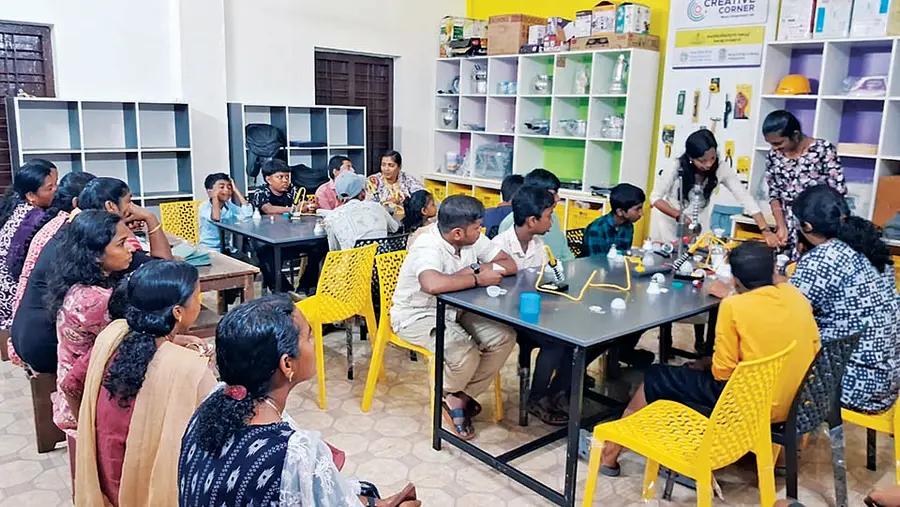 സമഗ്രശിക്ഷ കേരളം മാവേലിക്കര ബിആർസി ഭിന്നശേഷി കുട്ടികൾക്കായി
സംഘടിപ്പിച്ച എൽഇഡി ബൾബ് നിർമാണ ശിൽപ്പശാല