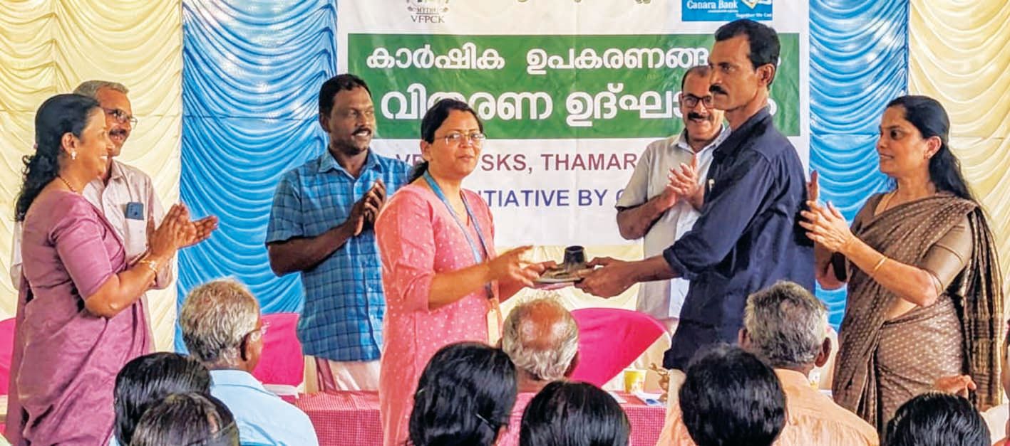 വിഎഫ്പിസികെ ആലപ്പുഴയുമായി സഹകരിച്ച് കനറാ ബാങ്കിന്റെ കോർപറേറ്റ് സോഷ്യൽ റെസ്‌പോൺസിബിലിറ്റി  (സിഎസ്ആർ) സംരംഭത്തിന്റെ ഭാഗമായി മികച്ച കർഷകർക്ക് നൽകിയ കാർഷിക ഉപകരണ കിറ്റുകളുടെ വിതരണം  താമരക്കുളത്ത് ബാങ്ക് ചാരുംമൂട് മാനേജർ ആര്യ പിള്ള ഉദ്‌ഘാടനംചെയ്യുന്നു