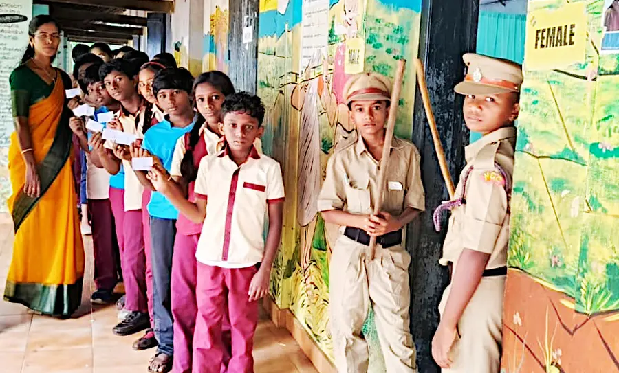 ചുനക്കര ഗവ.യു പി സ്കൂള് വിദ്യാര്ഥികളുടെ പഞ്ചായത്ത്
തെരഞ്ഞെടുപ്പിൽ വോട്ട് ചെയ്യാൻ ക്യൂ നിൽക്കുന്ന കുട്ടിവോട്ടർമാർ