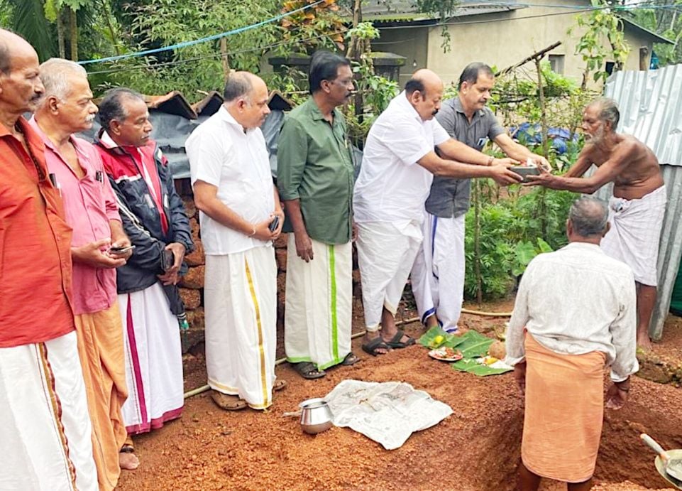 ചുനക്കര തിരുവൈരൂർ ശ്രീ മഹാദേവർ ക്ഷേത്രം ദേവസ്വം ഭരണസമിതിയുടെ ഭവനനിർമാണ പദ്ധതിയുടെ ഭാഗമായി വീടുനിർമാണത്തിന്​ പ്രസിഡന്റ്​  യു അനിൽകുമാർ, സെക്രട്ടറി ആർ സുരേഷ്​കുമാർ എന്നിവർ ചേർന്ന് കല്ലിടുന്നു