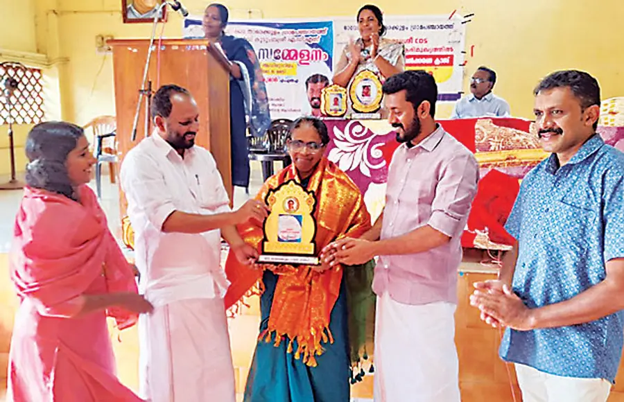 താമരക്കുളം പഞ്ചായത്ത് 13–--ാം വാർഡ് കുടുംബശ്രീ എഡിഎസ് വാർഷിക  സമ്മേളനത്തിൽ പഞ്ചായത്തംഗം ആത്തുക്ക ബീവിയെ  എം എസ് അരുൺകുമാർ എംഎൽഎ അനുമോദിക്കുന്നു