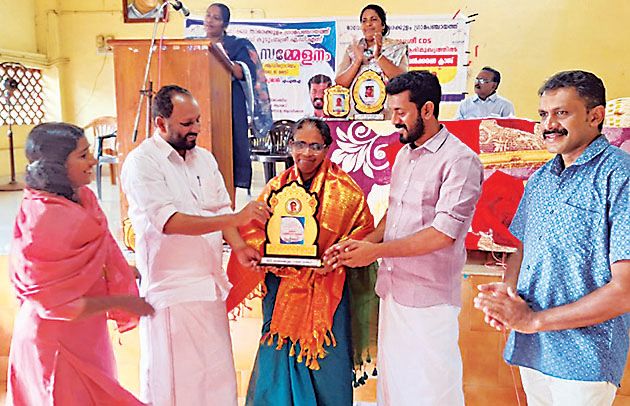 താമരക്കുളം പഞ്ചായത്ത് 13–--ാം വാർഡ് കുടുംബശ്രീ എഡിഎസ് വാർഷിക  സമ്മേളനത്തിൽ പഞ്ചായത്തംഗം ആത്തുക്ക ബീവിയെ  എം എസ് അരുൺകുമാർ എംഎൽഎ അനുമോദിക്കുന്നു