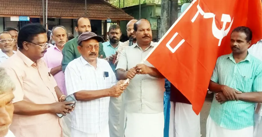 പന്മനയിൽ നടന്ന കാൽനട പ്രചാരണ ജാഥ സിപിഐഎം ഏരിയാസെക്രട്ടറി ആർ രവീന്ദ്രൻ ജാഥ ക്യാപ്റ്റൻ സിഐടിയു ഏരിയ പ്രസിഡൻ്റ് ആർ സുരേന്ദ്രൻ പിള്ളയ്ക്ക് പതാക കൈമാറി ഉദ്ഘാടനം ചെയ്യുന്നു.