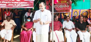 ഐആർഇഎൽ കമ്പനിയിൽ സിഐടിയുടെ നേതൃത്വത്തിൽ ആരംഭിച്ച അനിശ്ചിതകാല സമരം അവസാനിപ്പിച്ച് നടന്ന പൊതുയോഗം സിഐടിയു സംസ്ഥാന കമ്മിറ്റി അംഗം ടി മനോഹരൻ ഉദ്ഘാടനംചെയ്യുന്നു