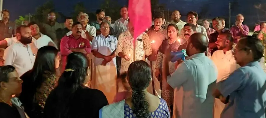 പവർകട്ടിനെതിരെ ബില്ല് കത്തിക്കൽ സമരം ജില്ലാ കമ്മിറ്റി അംഗം അഡ്വ. ജി മുരളീധരൻ ഉദ്ഘാടനം ചെയ്യുന്നു