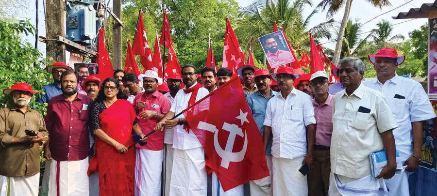 എൽഡിഎഫ് സ്ഥാനാർഥി എച്ച് സലാമിന്റെ വിജയത്തിനായി നടത്തിയ തീരദേശ റാലി സി എസ് സുജാത സ്ഥാനാർഥി എച്ച് സലാമിന് പതാക കൈമാറി ഉദ്ഘാടനം ചെയ്യുന്നു