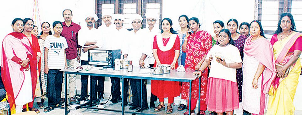 ചേർത്തല ബിആർസി ഓട്ടിസം സെന്റർ ക്രിസ്‌മസ്‌ ആഘോഷത്തിന്‌ മുന്നോടിയായി ഒരുക്കിയ കെയ-്ക്ക്‌ നിർമാണ പരിശീലനത്തിൽനിന്ന്‌