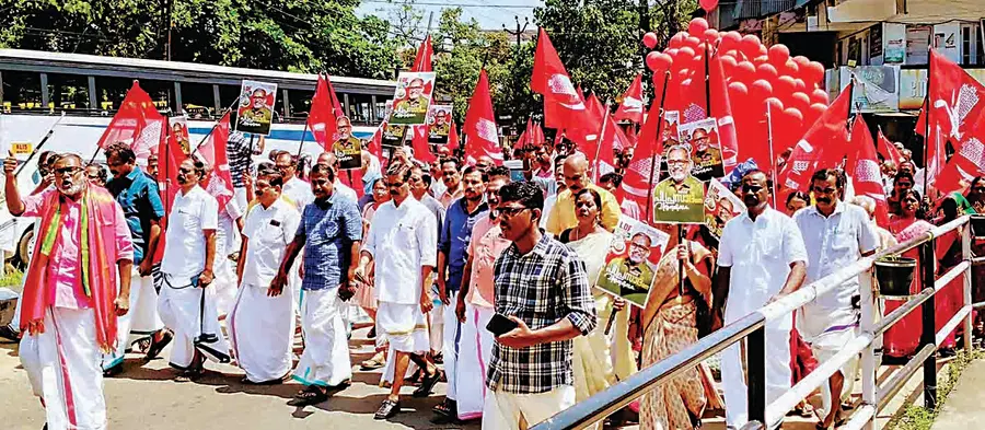 ചേർത്തല മണ്ഡലം എൽഡിഎഫ് സ്ഥാനാർഥി പി പ്രസാദ് പത്രികാ സമർപ്പണത്തിന് നേതാക്കൾക്കും പ്രവർത്തകർക്കുമൊപ്പം താലൂക്ക് ഓഫീസിലേക്ക് നീങ്ങുന്നു