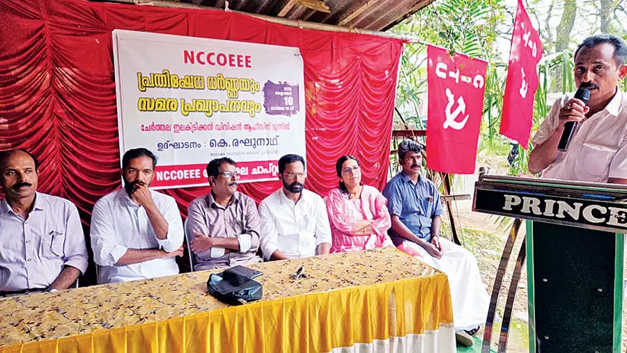 കെഎസ്‌ഇബി ജീവനക്കാരും എൻജിനിയർമാരും ചേർത്തല ഡിവിഷൻ ഓഫീസിന്‌ മുന്നിൽ സംഘടിപ്പിച്ച ധർണ  വർക്കേഴ്‌സ്‌ അസോസിയേഷൻ സിഐടിയു ഡിവിഷൻ സെക്രട്ടറി വി സഞ്‌ജയ്‌നാഥ്‌ ഉദ്‌ഘാടനംചെയ്യുന്നു