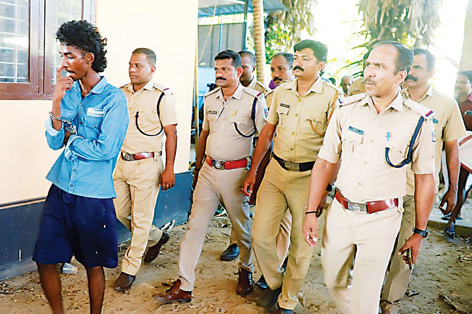 കണ്ടമംഗലം രാജരാജേശ്വരി ക്ഷേത്രത്തിലെ കാണിക്കവഞ്ചികള്‍ തകര്‍ത്ത്‌ പണം മോഷ്‌ടിച്ച കേസിൽ പിടിയിലായ സഞ്‌ജയ്‌ബാബുവിനെ തെളിവെടുപ്പിന്‌ എത്തിച്ചപ്പോൾ