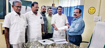 ഹോസ്‌പിറ്റൽ മാനേജ്‌മെന്റ്‌ കമ്മിറ്റി ജീവനക്കാരുടെ ശമ്പളപരിഷ്‌കരണം ആവശ്യപ്പെട്ട് എച്ച്‌ഡിഎസ്‌ എംപ്ലോയിസ്  യൂണിയൻ (സിഐടിയു) ജില്ലാ പ്രസിഡന്റ്‌ പി ഷാജിമോഹൻ ചേർത്തല താലൂക്ക് ആശുപത്രി സൂപ്രണ്ട്‌  ഡോ. ജോസഫ് ജോസഫിന്‌ നിവേദനം നൽകുന്നു