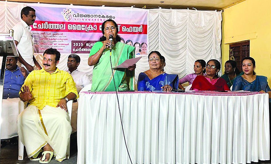 വിജ്ഞാനകേരളം പദ്ധതിയുടെ ഭാഗമായി ചേർത്തലയിൽ ഒരുക്കിയ മൈക്രോ തൊഴിൽമേള ജില്ലാ പഞ്ചായത്ത് പ്രസിഡന്റ്‌ കെ ജി രാജേശ്വരി ഉദ്‌ഘാടനംചെയ്യുന്നു