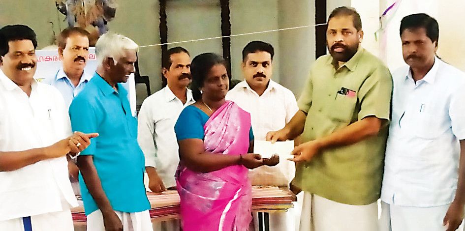 മത്സ്യത്തൊഴിലാളി സ്​ത്രീകൾക്ക്​ മത്സ്യഫെഡ്​ നൽകുന്ന പലിശരഹിത വായ്​പ വിതരണം ചേർത്തല സാന്ത്വനം പെയിൻ ആൻഡ്​ പാലിയേറ്റീവ്​ കെയർ സൊസൈറ്റി സെക്രട്ടറി ബി വിനോദ്​ ഉദ്​ഘാടനംചെയ്യുന്നു  