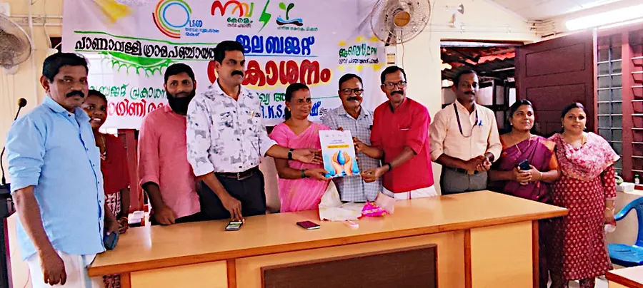 പാണാവള്ളി പഞ്ചായത്തിന്റെ ജലബജറ്റ് പ്രസിഡന്റ് രാഗിണി രമണൻ
പ്രകാശിപ്പിക്കുന്നു