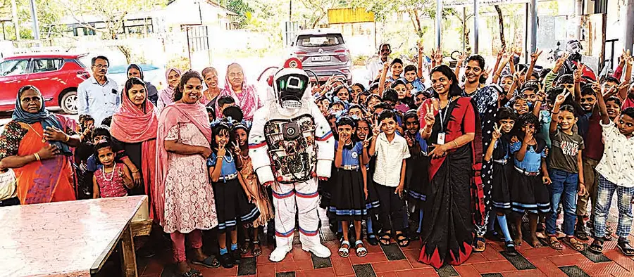 കേരള ശാസ്​ത്രസാഹിത്യ പരിഷത്തിന്റെ​ നേതൃത്വത്തിൽ ചാന്ദ്രമനുഷ്യൻ  മുഹമ്മ സിഎംഎസ് എൽപി സ്​കൂളിൽ എത്തിയപ്പോൾ 