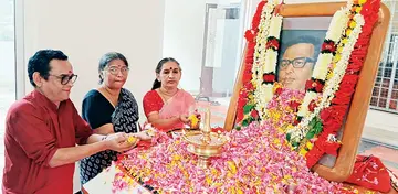വയലാർ സ്മൃതിമണ്ഡപത്തിൽ മകൻ ശരച്ചന്ദ്രവർമയും സഹോദരിമാരും പുഷ്പാർച്ചന നടത്തുന്നു