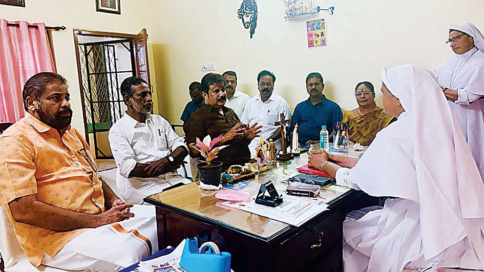 മേരി ഇമ്മാക്കുലേറ്റ്​ സന്യാസിനി സഭാ ആസ്ഥാനം സന്ദർശിച്ച സിപിഐ എം നേതാക്കൾ മദർ സുപ്പീരിയർ  ഇസബെൽ ഫ്രാൻസിസുമായി സംസാരിക്കുന്നു. ഛത്തീസ്​ഗഡിൽ ബിജെപി സർക്കാർ മനുഷ്യക്കടത്ത്​ ആരോപിച്ച്​  ജയിലിലടച്ച കന്യാസ്​ത്രീകളായ പ്രീതി മേരിയും വന്ദന ഫ്രാൻസിസും ഇവിടെ സേവനം അനുഷ്​​ഠിച്ചിരുന്നു