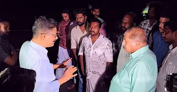 ദേശീയപാതയിൽ ചേർത്തല  11–ാം മെെൽ ജങ്ഷന് സമീപം അഗാധ ഗർത്തം രൂപപ്പെട്ടിടത്ത് എത്തിയ  സിപിഐ എം ജില്ലാ സെക്രട്ടറി ആർ നാസറും കഞ്ഞിക്കുഴി ഏരിയ സെക്രട്ടറി ബി സലിമും  കരാർ കമ്പനി പ്രോജക്ട് മാനേജരുമായി സംസാരിക്കുന്നു  