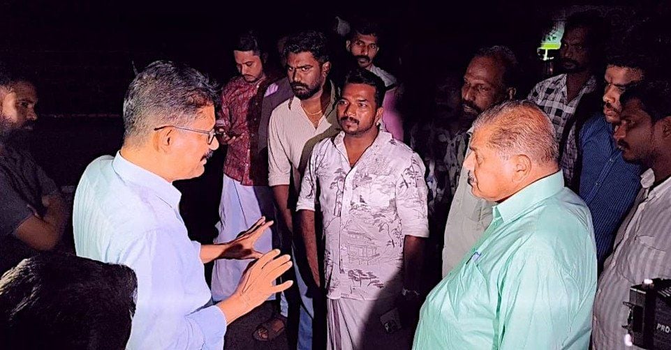ദേശീയപാതയിൽ ചേർത്തല  11–ാം മെെൽ ജങ്ഷന് സമീപം അഗാധ ഗർത്തം രൂപപ്പെട്ടിടത്ത് എത്തിയ  സിപിഐ എം ജില്ലാ സെക്രട്ടറി ആർ നാസറും കഞ്ഞിക്കുഴി ഏരിയ സെക്രട്ടറി ബി സലിമും  കരാർ കമ്പനി പ്രോജക്ട് മാനേജരുമായി സംസാരിക്കുന്നു  
