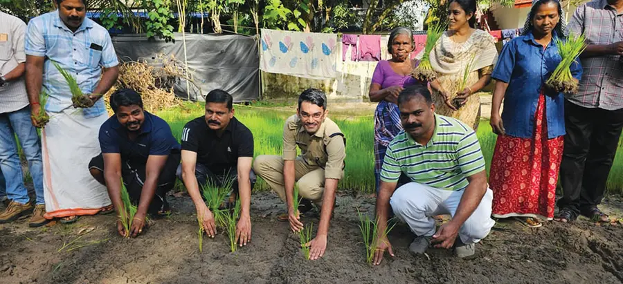 അർത്തുങ്കൽ പൊലീസ് അങ്കണത്തിലെ കരനെൽകൃഷിയുടെ ഞാറുനടീൽ ചേർത്തല അസി. പൊലീസ് സൂപ്രണ്ട്
ഹരീഷ് ജയിൻ ഉദ്ഘാടനംചെയ്യുന്നു